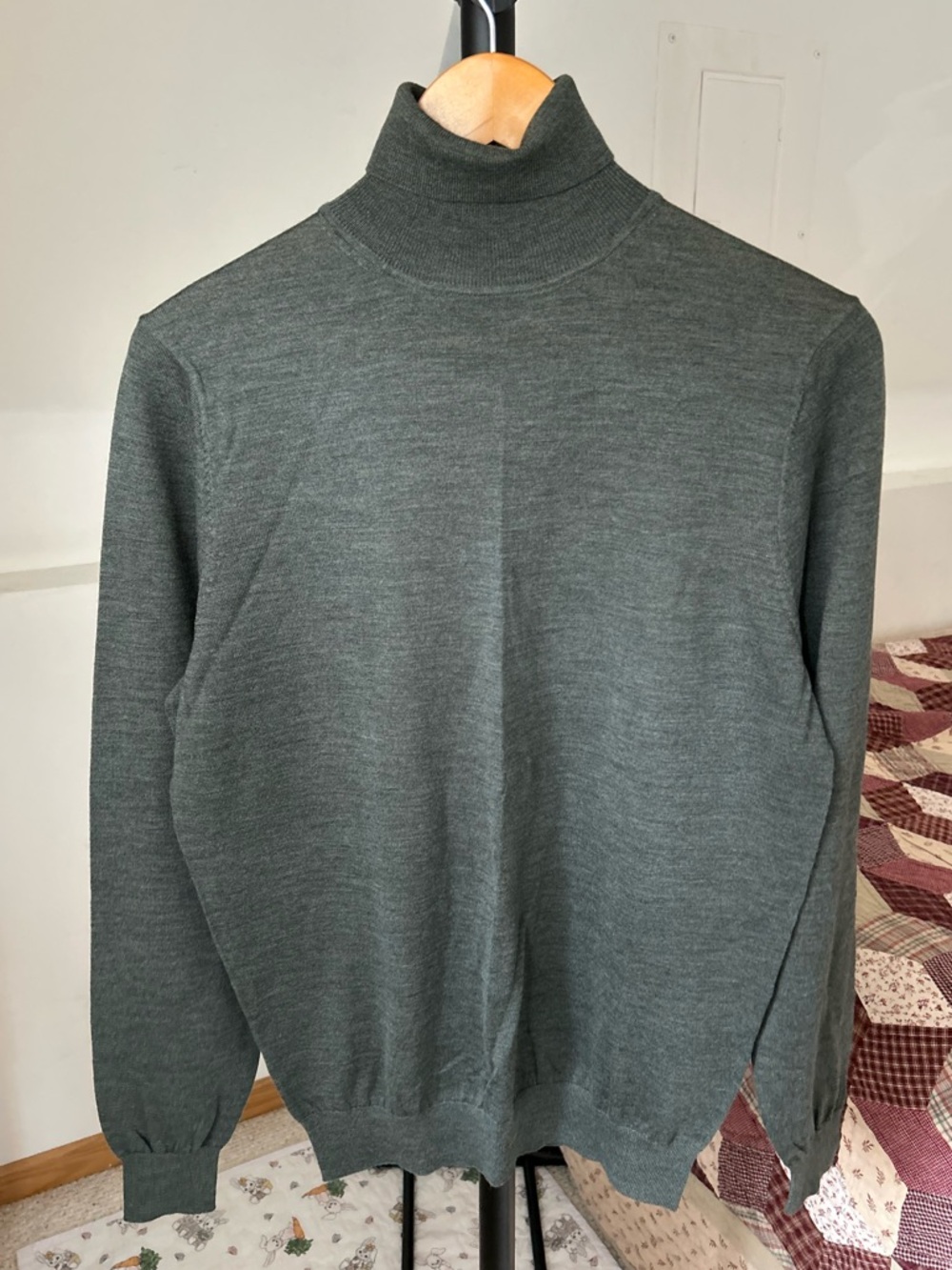 Suitsupply 100% Merino Wool Turtleneck Sweater Medium